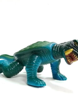 ซอฟ 4 นิ้ว TOMY DAIEI (โทมี่ ไดเอะ)ซอฟทำเลียนแบบของเก่า สัตว์ประหลาด กาเมร่า ท่าคลาน สีฟ้าเขียว สภาพดี งานเก่าหายาก