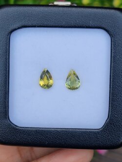 พลอย บุษราคัม yellow sapphire 2.43 กะรัต (Cts.) 2 เม็ด (Pair) ดิบ ไม่ผ่านการเผา (Unheated) พลอยแท้ อัญมณีมงคลประจําวันเกิด เครื่องประดับพลอย