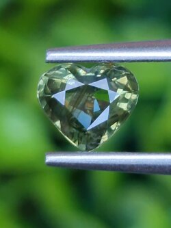 พลอย เขียวส่อง Green Sapphire 1.08 กะรัต (Cts.) ดิบ Unheated พลอยแท้ อัญมณีมงคลประจําวันเกิด เครื่องประดับพลอย