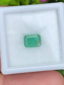 พลอย มรกต Natural Emerald แซมเบีย 1.09 กะรัต (Cts.) พลอยแท้ อัญมณีมงคลประจําวันเกิด เครื่องประดับพลอย