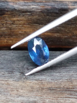 พลอย ไพลิน blue sapphire 0.89 กะรัต(Cts.) ดิบ (Unheated ) VS พลอยแท้ อัญมณีมงคลประจําวันเกิด เครื่องประดับพลอย