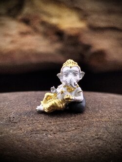 พระพิฆเนศปางเสวยสุข รุ่น สิทธายะ คเณชา3 รหัส 2 เนื้อสัมฤทธิ์ชุบ2กษัตริย์ (เงิน-ทอง) ขนาดกว้าง 1.2 ซ.ม. สูง 1.2 ซ.ม.