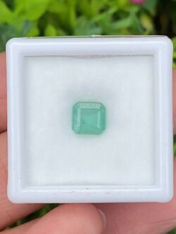 พลอย มรกต Natural Emerald แซมเบีย 0.96 กะรัต (Cts.) พลอยแท้ อัญมณีมงคลประจําวันเกิด เครื่องประดับพลอย