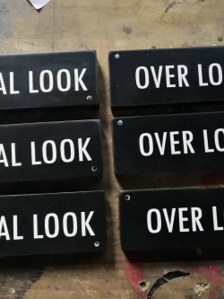 ป้ายพลาสวู๊ด ติดสติ๊กเกอร์ไดคัท - CASUAL LOOK