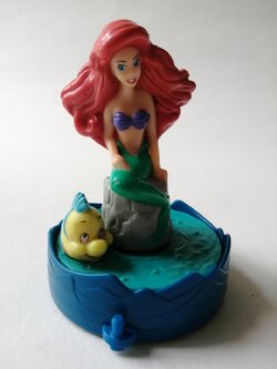 ของสะสมเจ้าหญิงเงือกน้อย The Little Mernaid, Arial แอเรี่ยล จากดิสนีย์ ฟิกเกอร์ แอเรี่ยลนั่งบนโขดหิน มีปลาว่ายน้ำหมุนรอบแอเรี่ยล ด้านล่างเป็นล้อ เมื่อเข็นล้อ น้ำและปลาจะหมุน**ระบบลานเก่า หมุนไม่ค่อยไป ใช้มือจับปลาหมุนแทนได้ ***ช่วงหัวเข่าแอเรี่ยลสีลอกเล็ก