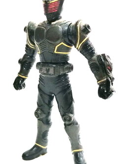 ซอฟขนาดเล็ก ไรเดอร์ริวงะ Masked Rider Ryuga ไรเดอร์ตัวร้ายจากคาเมนไรเดอร์ริวคิ Ryuki เป็นซอฟของ.Bandai ปี2002 ขนาดเล็กสูงราว10ซม.ขยับแขนและลำตัวได้ สภาพเก่าเก็บสะสม