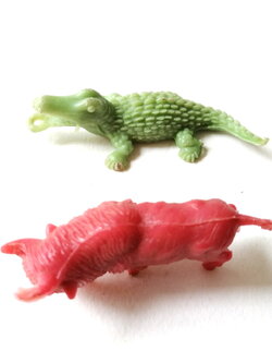 ตุ๊กตุ่นแอ๊นท์ถุงถั่ว รูปสัตว์ จระเข้ และ วัวกระทิง ขนาด 2.5 นิ้ว สีเขียว และแดง งานเก่าหายาก สภาพดี