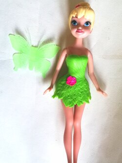 มีหลายภาพค่ะ, ตุ๊กตา ทิงเกอร์เบลล์ จากดิสนีย์*** ปีกไม่ได้มากับตัว, ไม่ได้มีรองเท้า มีของตามภาพ ขาแน่นมาก ***งอแทบไม่ได้ พร้อมชุด เป็นยางสีเขียวถอดออกได้ตามภาพ, ขาแข็ง พับงอไม่ได้