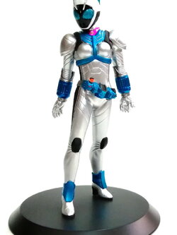 ของสะสม มาสค์ ไรเดอร์นาเดชิโกะ Nadeshiko ไรเดอร์ผู้หญิงคนเดียว จากซีรีย์คาเมนไรเดอร์โฟเซ่ Masked Rider Fourze ปรากฏตัวทั้งในทีวีซีรีย์ และ เดอะมูฟวี่ ตัวนี้เป็นตุ๊กตาเครนเกม พลาสติกลงสีสำเร็จพร้อมฐาน ขนาดสูง20ซม.รวมฐาน สภาพสะสมเก่าเก็บ