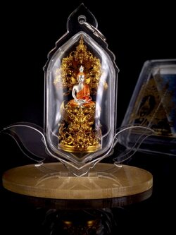 บริการเลี่ยมใสกันน้ำ กันฝุ่น แบบตั้งได้ ถอดห้อยได้ (ขนาดพระไม่เกิน 5 เซนติเมตร) ** ลูกค้าส่งงานมาเลี่ยมที่ร้าน ระยะเวลาเลี่ยมประมาณ 3-5 วัน ไม่รวมระยะเวลาจัดส่ง **