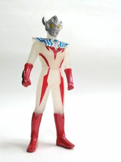 ซอฟ 5.5 นิ้ว ตัวพิเศษ อุลตร้าแมนไทกะ สีขาวใสใส่กากเพชรทำสีเฉพาะจุด สภาพดีมีรอยบ้าง