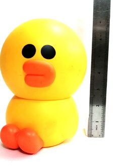 ตุ๊กตา **มีรอยเปื้อนตามภาพ พลาสติกโปร่ง เป็ดเหลือง แซลลี่ SALLY จาก LINE CHARACTER ถอดหัวออกได้ ข้างในเป็นขวด พรีเมี่ยมแถมพิเศษ จากอาหารเช้าซีเรียล CORNFLEX ขนาดตามรูป