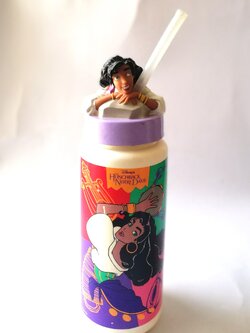 ขวดน้ำลาย ดิสนีย์"คนคร่อมแห่งน็อธเธอร์ดาม, พร้อมท็อปเปอร์ เอสเมอรัลด้า" งานเก่าสะสม จาก สเว็นเซ็น Swensen **มีรอยเปื้อน ตามภาพ