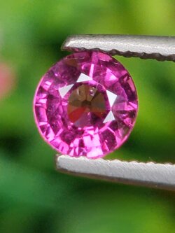 พลอย โรโดไลต์ กาเน็ท Rhodolite Garnet 0.66 กะรัต Cts.พลอยแท้ อัญมณีมงคลประจําวันเกิด เครื่องประดับพลอย