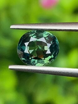 พลอย เขียวส่อง Green Sapphire 1.43 กะรัต (Cts.) เผาเก่า พลอยแท้ อัญมณีมงคลประจําวันเกิด เครื่องประดับพลอย