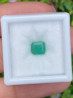 พลอย มรกต Natural Emerald แซมเบีย 1.00 กะรัต (Cts.) พลอยแท้ อัญมณีมงคลประจําวันเกิด เครื่องประดับพลอย