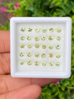 พลอย ดีแมนทรอยด์ การ์เน็ต Demantoid Garnet 2.89 Cts. 30 เม็ด (Pcs.) ดิบ Unheated พลอยแท้ อัญมณีมงคลประจําวันเกิด เครื่องประดับพลอย