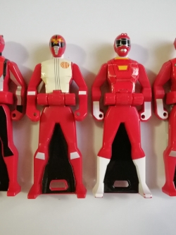 เรนเจอร์คีย์**กรุณาตรวจสอบทุกภาพ อุปกรณ์ใช้เล่นกับเครื่องแปลงร่าง โมบายเรท มือถือแปลงร่างโกไคเจอร์ 4 ตัว ประกอบด้วย เรดบัสเตอร์, ริวเรนเจอร์เรด, เรดเรซเซอร์, เดกะเรด