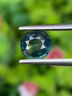 พลอย เขียวส่อง Green Sapphire 1.07 กะรัต (Cts.) ดิบ Unheated พลอยแท้ อัญมณีมงคลประจําวันเกิด เครื่องประดับพลอย