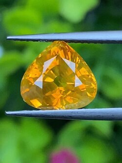 พลอย บุษราคัม Yellow Sapphire 4.07 กะรัต (Cts.) พร้อมใบเซอร์ พลอยแท้ อัญมณีมงคลประจําวันเกิด เครื่องประดับพลอย