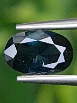 พลอย เขียวส่อง Green Sapphire ดิบ Unheated 1.40 กะรัต (Cts.) พลอยแท้ อัญมณีมงคลประจําวันเกิด เครื่องประดับพลอย