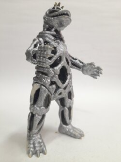 ซอฟ 6.5-7 นิ้ว สัตว์ประหลาดซีโบส จากอุลตร้าแมน มือสอง สภาพดี มีรอยบ้าง มีปั๊มใต้เท้า รุ่นสีเงิน หายากไม่พบบ่อย