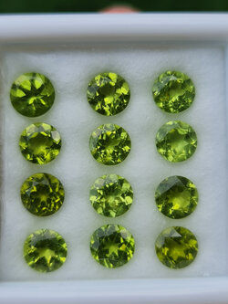 พลอย เพอริดอต Peridot 11.34 กะรัต (Cts.) 12 เม็ด (pcs.) พลอยแท้ อัญมณีมงคลประจําวันเกิด เครื่องประดับพลอย