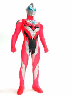 ซอฟ 5.5 นิ้ว ตัวพิเศษ อุลตร้าแมนจีส สีแดงใสใส่กากเพชรทำสีเฉพาะจุด สภาพดีมีรอยบ้าง