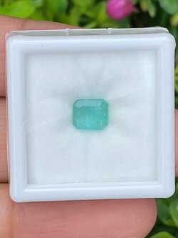 พลอย มรกต Natural Emerald แซมเบีย 0.98 กะรัต (Cts.) พลอยแท้ อัญมณีมงคลประจําวันเกิด เครื่องประดับพลอย
