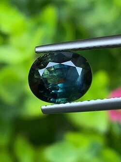 พลอย เขียวส่อง Green Sapphire 2.01 กะรัต (Cts.) ดิบ Unheated พลอยแท้ อัญมณีมงคลประจําวันเกิด เครื่องประดับพลอย