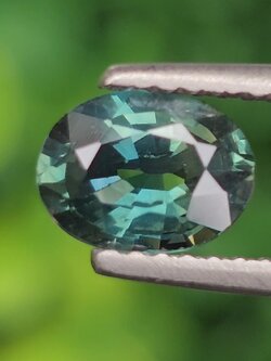 พลอย เขียวส่อง Green Sapphire 1.15 กะรัต (Cts.) พลอยแท้ อัญมณีมงคลประจําวันเกิด เครื่องประดับพลอย