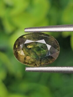 พลอย เขียวส่อง Green Sapphire 2.87 กะรัต (Cts.) พลอยแท้ อัญมณีมงคลประจําวันเกิด เครื่องประดับพลอย