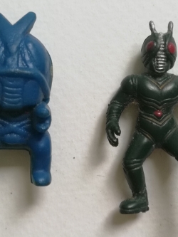 ของเล่น ย้อนยุค ของสะสมเรโทร " ตุ๊กตุ่น แอ๊นท์ 1.5" Ants ตุ๊กตุ่นพลาสติกสีน้ำเงินและสีดำ "มาสค์ไรเดอร์ ZO, และมดแดงขี่มอเตอร์ไซค์"