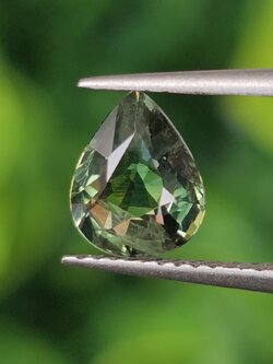 พลอย เขียวส่อง Green Sapphire 0.81 กะรัต (Cts.) ดิบ (Unheated) พลอยแท้ อัญมณีมงคลประจําวันเกิด เครื่องประดับพลอย