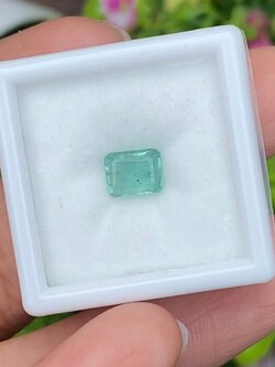 พลอย มรกต Natural Emerald แซมเบีย 0.94 กะรัต (Cts.) พลอยแท้ อัญมณีมงคลประจําวันเกิด เครื่องประดับพลอย