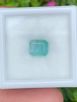 พลอย มรกต Natural Emerald แซมเบีย 1.22 กะรัต (Cts.) พลอยแท้ อัญมณีมงคลประจําวันเกิด เครื่องประดับพลอย