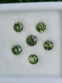 พลอย เขียวส่อง Green Sapphire 4.06 กะรัต (Cts.) 6 เม็ด (Pcs.) พลอยแท้ อัญมณีมงคลประจําวันเกิด เครื่องประดับพลอย