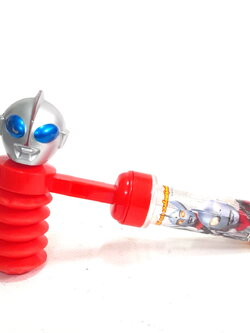 มีหลายภาพ,ฆ้อนพลาสติกอ่อนตีมีเสียง ด้ามเป็นกล่องขนม (ไม่มีขนมแล้ว) ขนาดตามรูป หัวอุลตร้าแมนมิลเลนเนี่ยม Ultraman Millenium, Apext มือสองของเก่าเก็บ หายาก มีรอยบ้าง