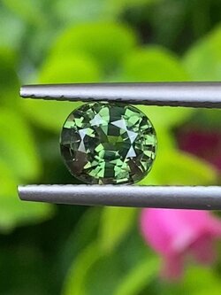 พลอย เขียวส่อง (Yellowish Green Sapphire) 1.11 กะรัต (Cts.) ดิบ Unheated พลอยแท้ อัญมณีมงคลประจําวันเกิด เครื่องประดับพลอย