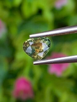 พลอย เขียวส่อง Green Sapphire 0.78 กะรัต (Cts.) ดิบ (Unheated) พลอยแท้ อัญมณีมงคลประจําวันเกิด เครื่องประดับพลอย