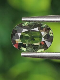 พลอย เขียวส่อง Green Sapphire 1.43 กะรัต (Cts.) พลอยแท้ อัญมณีมงคลประจําวันเกิด เครื่องประดับพลอย