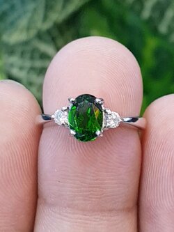 แหวน พลอย กรีนโครม ไดออฟไซด์ Green Chrome Diopside Silver Ring (Size) 50 ตัวเรือนเงิน ชุบทองคำขาว/โรเดียม ประดับด้วยเพทาย เพชร CZ คัดคุณภาพ