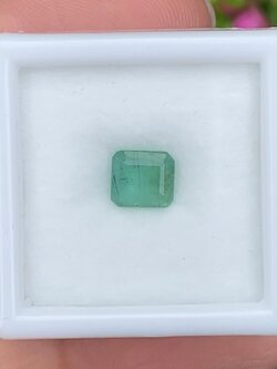 พลอย มรกต Natural Emerald แซมเบีย 0.85 กะรัต (Cts.) พลอยแท้ อัญมณีมงคลประจําวันเกิด เครื่องประดับพลอย