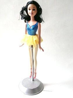 ตุ๊กตาเจ้าหญิงดิสนีย์ **ไม่รวมฐาน Disney เจ้าหญิงสโนไวท์ Snow White ชุดบัลเล่ต์ สภาพดี ขนาด 11"ผมและชุดสภาพเดิมๆ มีรอยเล็กน้อยตามภาพ ไม่มีกล่อง (ไม่รวมฐาน)