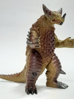 ซอฟ4นิ้ว ขนาดตามรูป สัตว์ประหลาดex โกโมร่า จากอุลตร้ามอนสเตอร์ มือสองสภาพดีมีรอยบ้าง