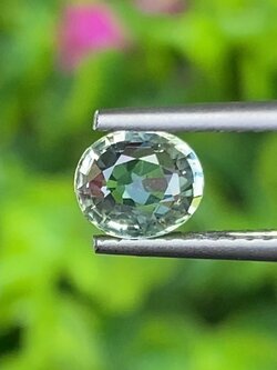 พลอย เขียวส่อง Green Sapphire 0.90 กะรัต (Cts.) ดิบ Unheated พลอยแท้ อัญมณีมงคลประจําวันเกิด เครื่องประดับพลอย