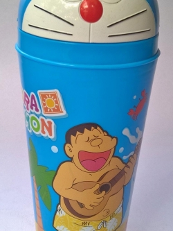 แก้วน้ำพลาสติกสีฟ้าลายโดราเอม่อนพร้อมฝาปิด-เปิดเป็นหัวโดราเอม่อน ของสะสมจากเซ็นโซดายน์
