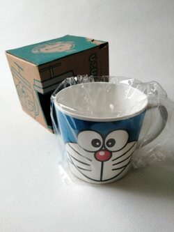 แก้วน้ำเซรามิกสีฟ้า ลายโดราเอม่อน Doraemon ***สภาพสะสม ไม่มีกล่อง ขอบแก้วมีตำหนิ, โดเรม่อน, ของสะสมแลกซื้อจากเทสโก้โลตัส ***แถมกล่อง (ชำรุด)จากรุ่น We Love Doraemon