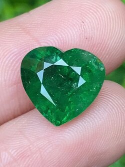 พลอย ซาโวไรท์ Tsavorite Garnet 6.99 กะรัต (Cts.) ดิบ Unheated พร้อมใบเซอร์ พลอยแท้ อัญมณีมงคลประจําวันเกิด เครื่องประดับพลอย