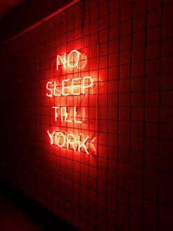 ป้ายไฟนีออนดัดหลอดแก้ว NO SLEEP TILL YORK